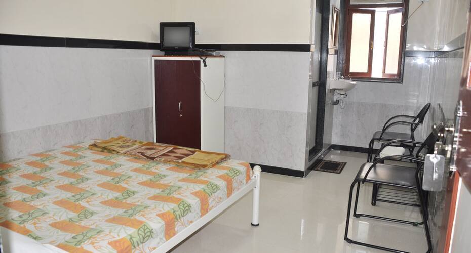 Hotel Travellers inn Fort, Mumbai 3